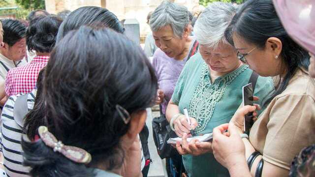 菖蒲河相亲角:聊天内容十分直接 女性比男性更主动大胆