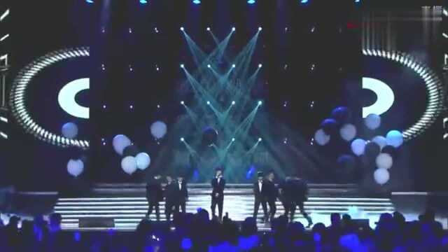 时尚芭莎明星慈善夜,tfboys演唱《是你》好听到爆