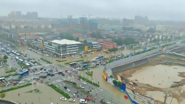 26秒丨强降雨致菏泽原西关体育场工地大面积塌陷 周边道路已封锁