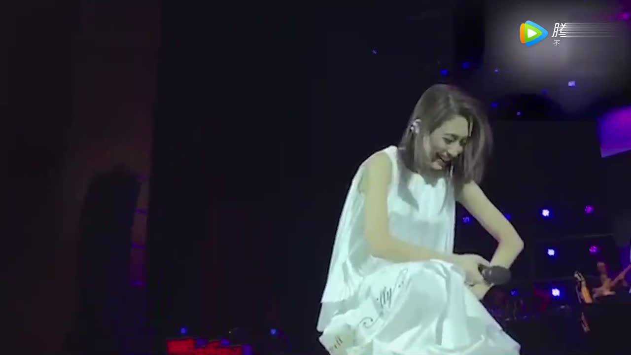 戴佩妮演唱会被粉丝带跑调,现场掐大腿坚持唱完,这反应也是醉了