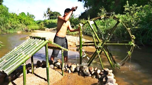 原始生活 小伙在野外溪边制作水车 开始活水养殖甲鱼