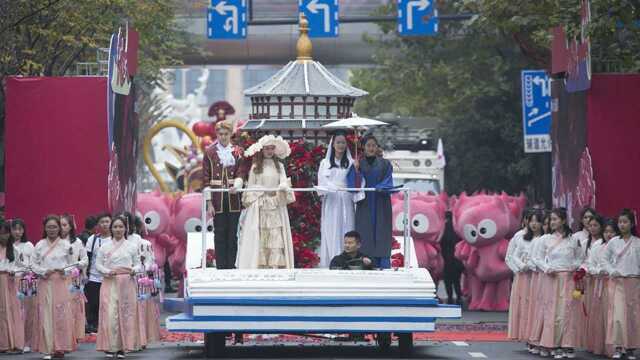 小怪兽占领杭州街头!“武林大巡游”掀时尚大狂欢