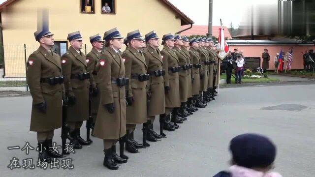 阅兵仪式现场,突然出现一个小女孩,士兵侧目而视收旗“致敬”!