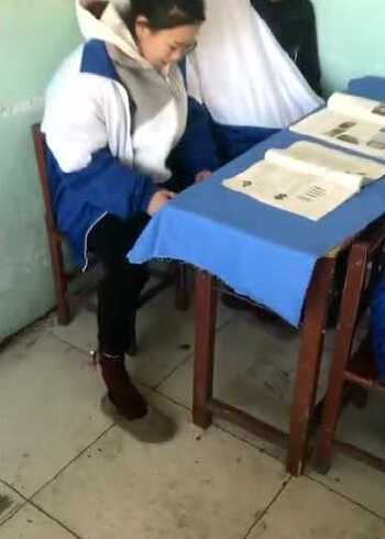 小姐姐脚冷老师让她自己想办法,她竟这样做,不怕烤成猪蹄吗?