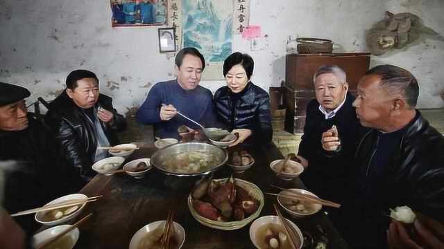 中国首富许家印回老家太康县探亲,还在自家老房子前合影