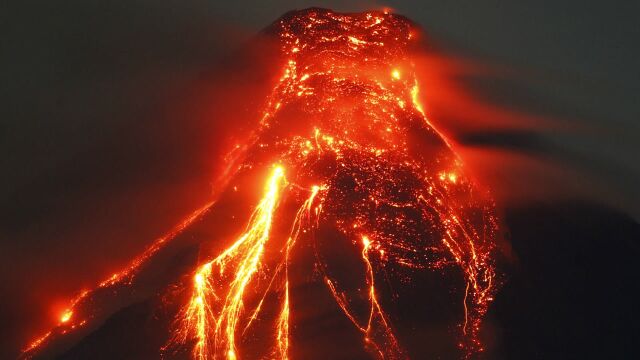 日本火山喷发,岩浆覆盖1千米,科学家:休眠300年的它要醒了