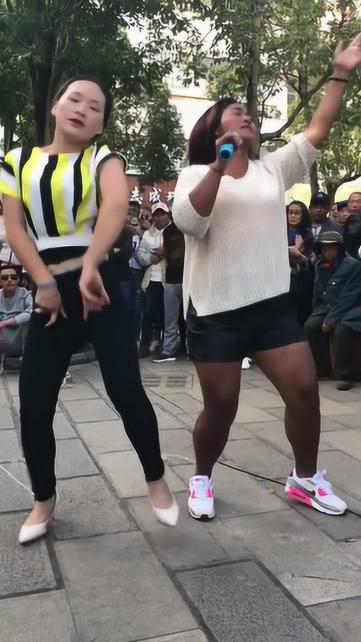 路遇网红黑妹唱歌一开口就吸引大片路人唱的真好