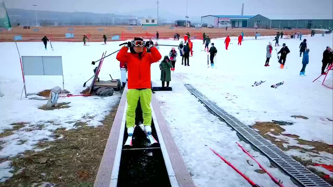 初二村里的滑雪场