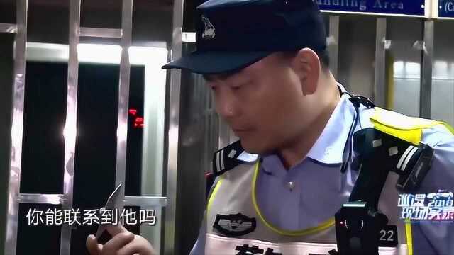 上海街头巡警巡逻车辆 乘客吱吱唔唔一查竟是有前科的人