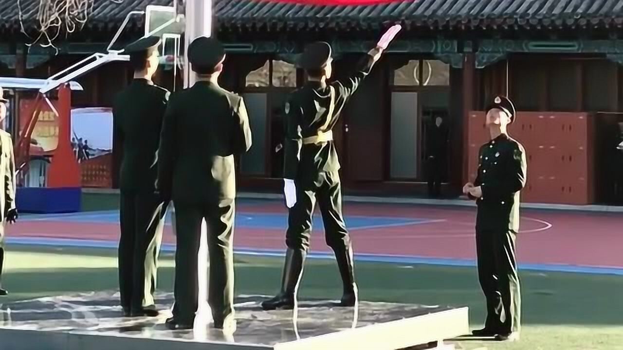 国旗手袁晋爽听着国歌练习升国旗动作利索帅气百看不厌