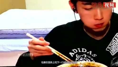 小哥吃炸酱面，酱汁浓厚粘稠，包裹在面条上吃下一口咸咸的又很香 - 腾讯视频