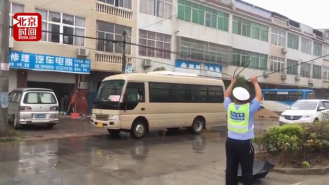 “托举哥”再现!安徽一交警雨中托举电缆线数小时