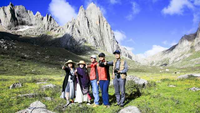 中华网络大咖赴阿坝县莲宝叶则ⷮŠ石头山风景区采风