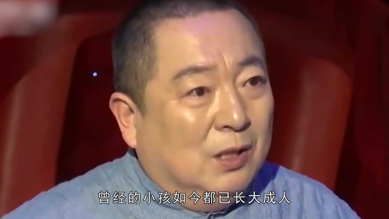 63岁董浩现状曝光,老家门口独自吃面,体态臃肿网友直呼心疼!