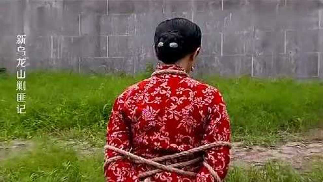 红衣女人当了叛徒被押往刑场一枪送掉性命