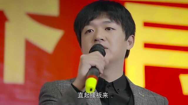 农村小伙上台发表感言,挣钱不忘感恩父母,太孝顺了!