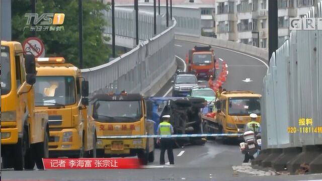 广州:货车突冲出侧翻,多辆小车被撞受损