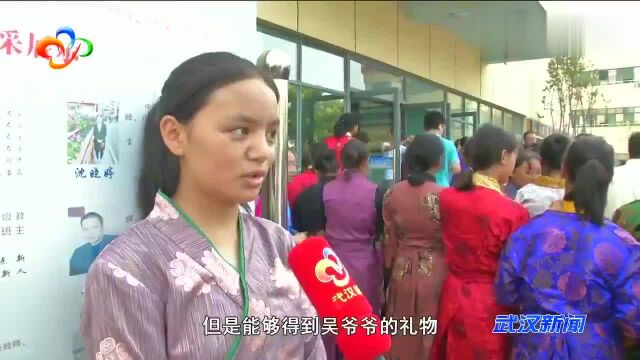 吴天祥连续年陪少数民族学生过中秋