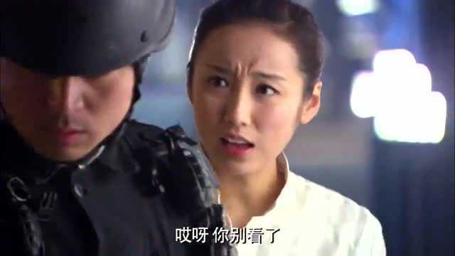 美女为了任务,被逼无奈勾引保安,秒变性感女郎