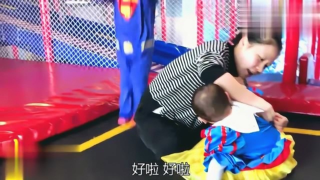 妈妈强迫八个月男宝宝穿公主裙,发抖音,宝宝哭着控诉