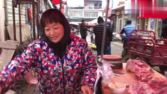 天水农村集市猪板油一斤5块:猪肉排骨一个价,听听卖多钱