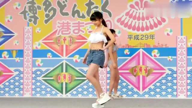 日本港本泳装秀:长相甜美,黑白波点泳衣,少女感十足!