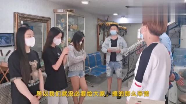 来深圳第2天就给店铺员工发工资,一下发了6万多,美女很高兴