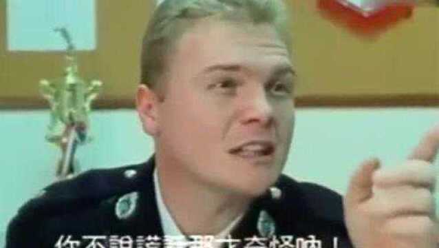 雌雄僵尸林正英经典鬼片精彩片段女子报警说有鬼,警官说她是傻的