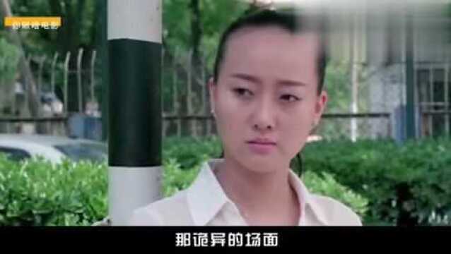 小女孩爱好拆零件,妈妈为了培养她,把双手伸向了同学