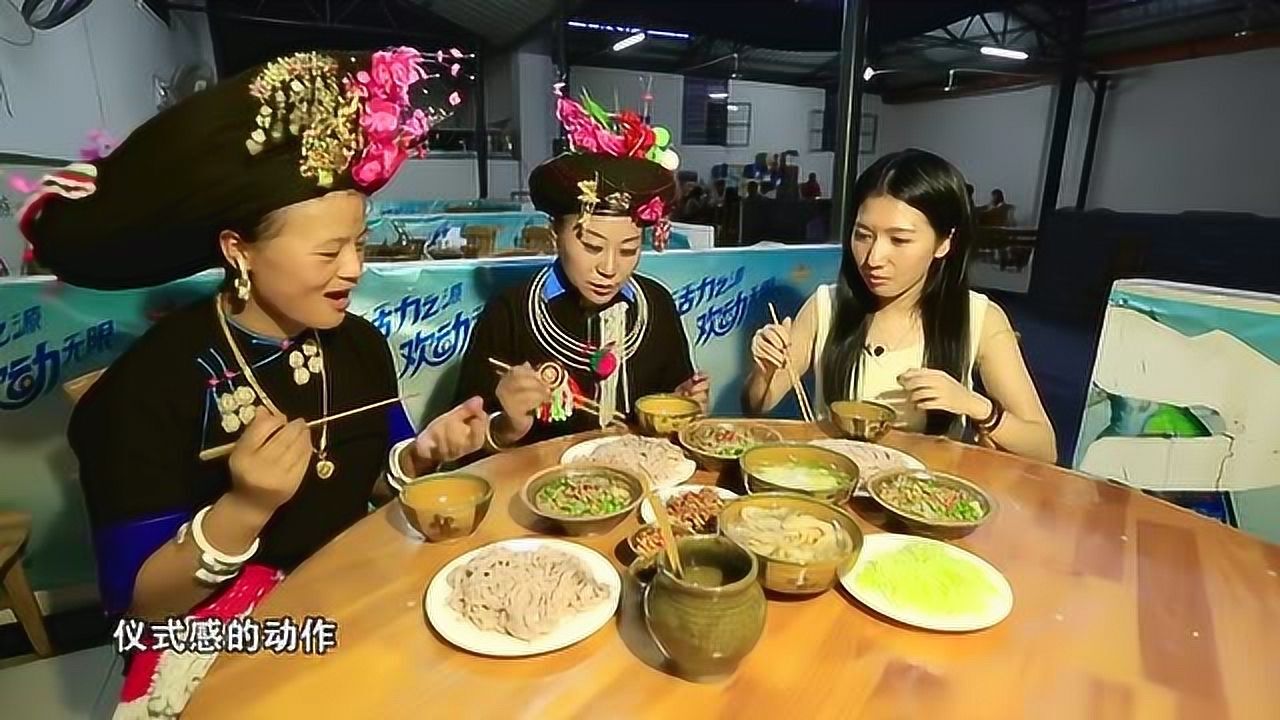 世界多美丽主人家教小伍不用碗就能吃米线的方法一百年的传承