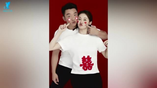 郑恺苗苗晒“521”情侣服结婚照官宣领证,搞怪比心太甜了