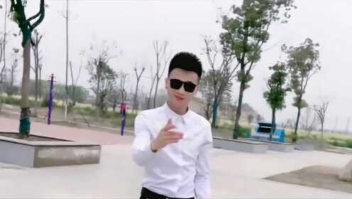 一首《好姑娘》,墨镜歌手实力翻唱,好听极了