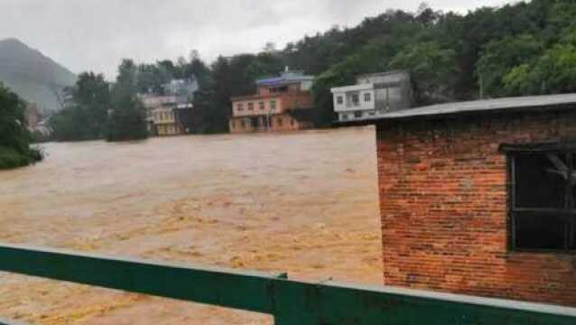 湖南江华县暴雨已致5人失联 有村民在积水中办酒席