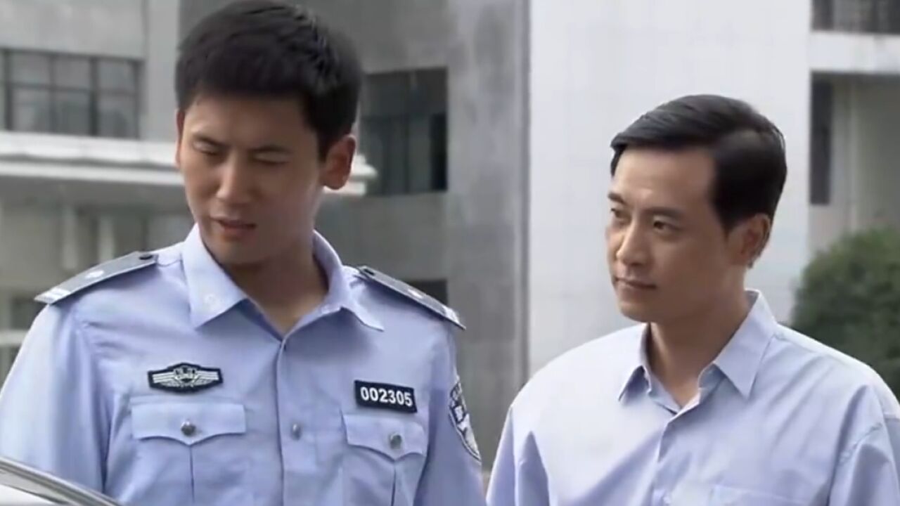 警官:官二代目中无人,刚来警官学院报到,就给警官甩眼色