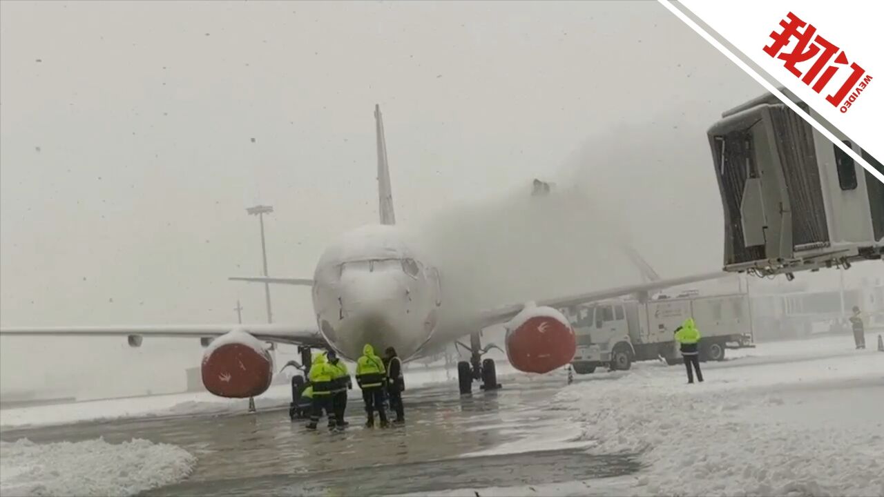 现场:低温冻雨降雪天气 直击武汉、南昌机场对航空器除冰雪作业