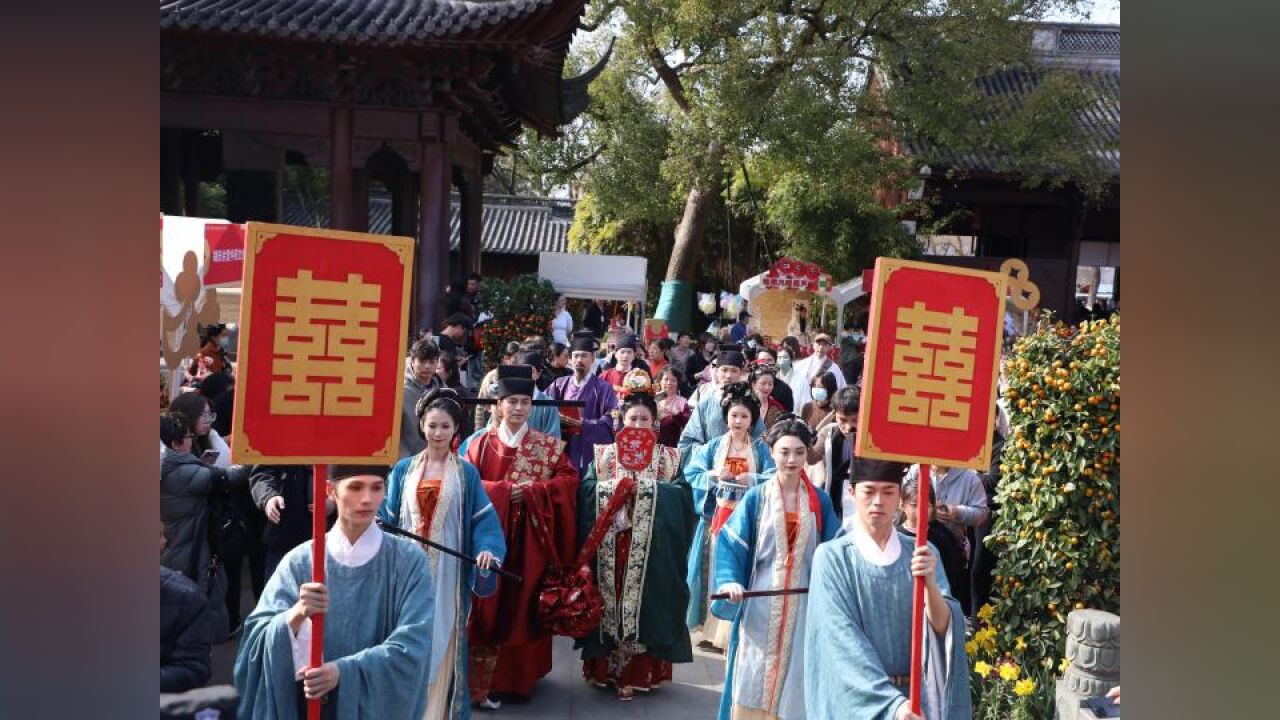 西湖边钱王祠 一场宋韵婚礼让游客沸腾了