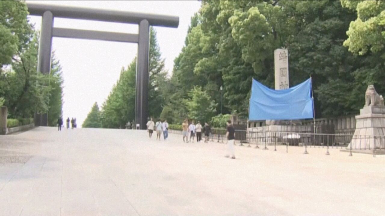 靖国神社被涂鸦“厕所”,日本警方:涂鸦者涂完后马上就飞回中国了