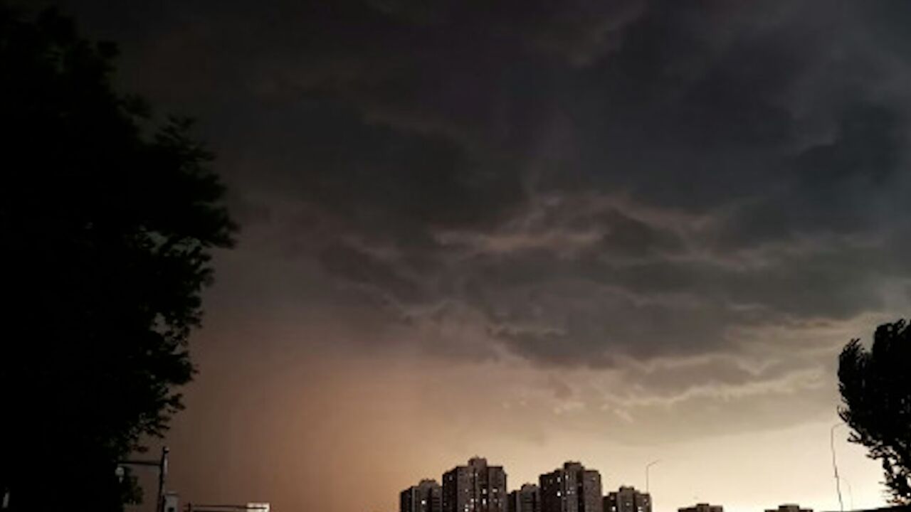 一秒入夜!雷雨大风正影响北京 雷雨前线清晰可见弧状云