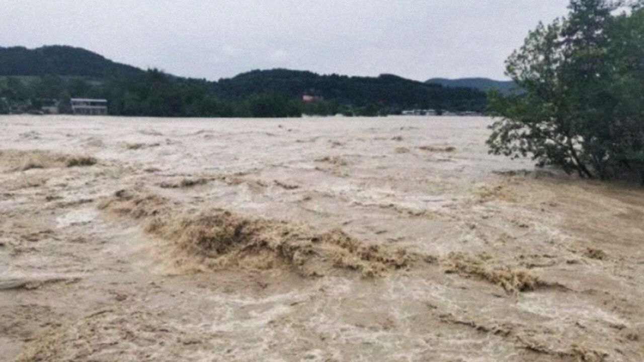 日媒报导中国暴雨下的互助救援场面,天气无情,人间有情!