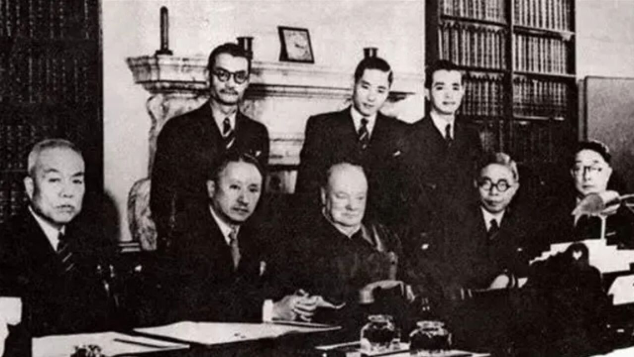 1919年,中国参加巴黎和会,仅获得两个全权代表席位