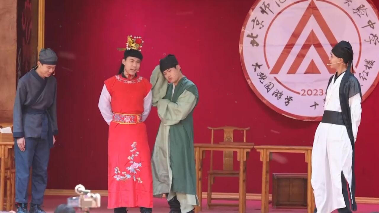 北师大实验中学800多名师生大观园沉浸式路演 高中生化身宝玉黛玉演红楼