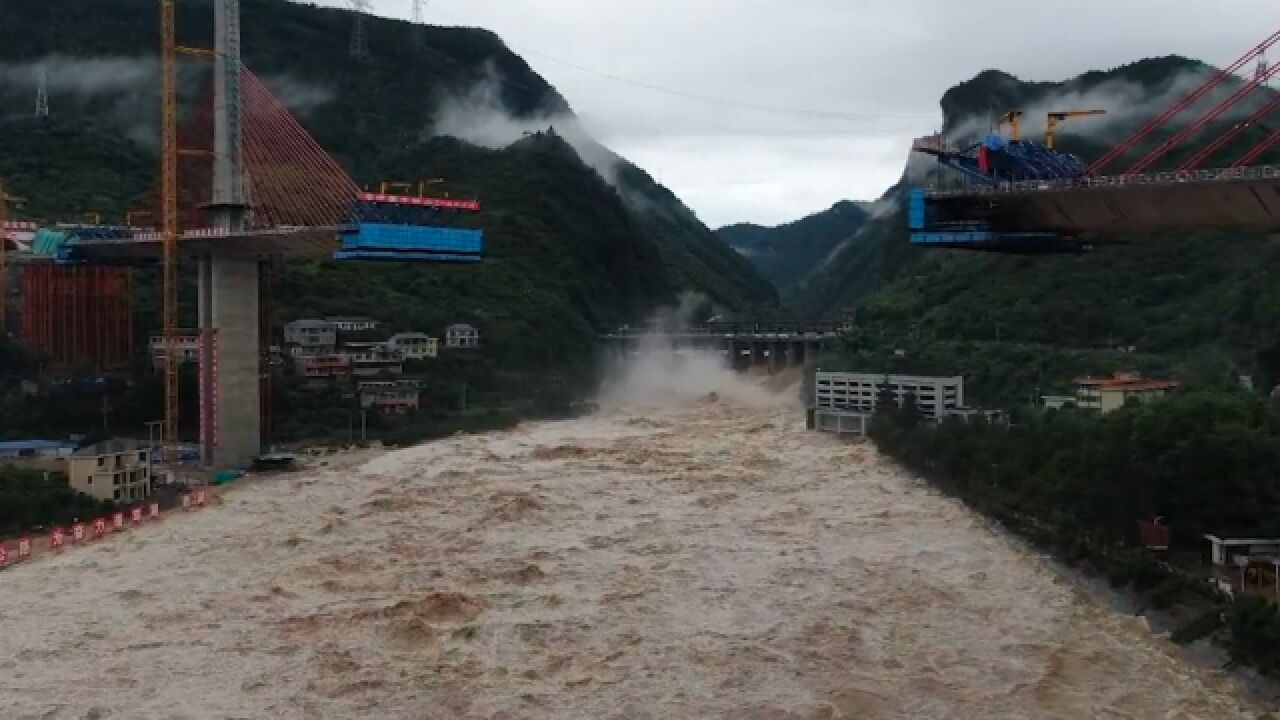 湖南桑植遭遇1998年以来最大雨量袭击:水位暴涨漫过桥墩,低洼处农房被淹