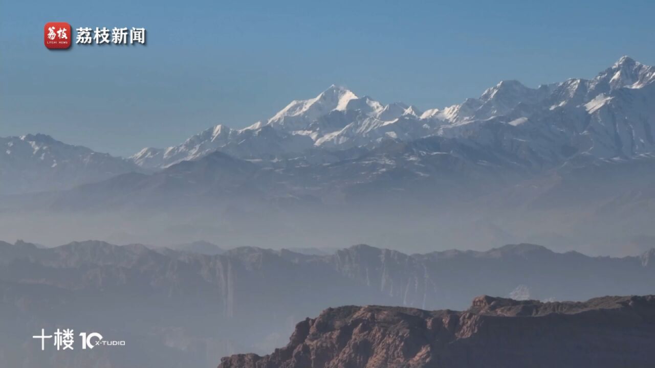 新疆巧克力色大峡谷和雪山同框 层峦叠嶂宛若一幅千里江山图卷