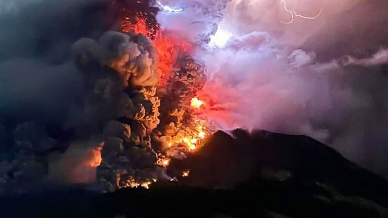 雷电风暴来袭!印尼火山多次喷发:熔岩熊熊燃烧,数千人撤离