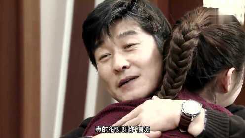 女朋友的父亲去世,帅气男友身影不离照顾,唯恐她再受伤害