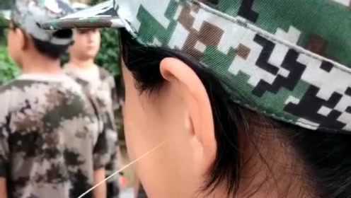 这个教官太皮了，挠人家的耳朵，痒了还不让动！你是故意的！
