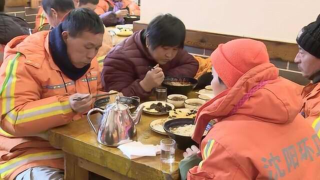 环卫连续除雪作业后,饭店老板邀请环卫工免费用餐