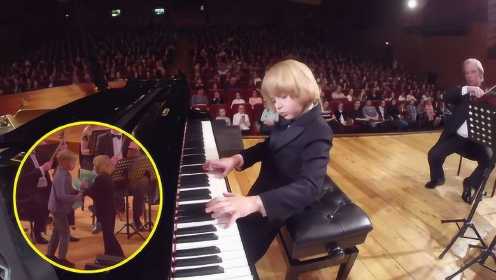 精彩震撼！5岁钢琴神童演奏莫扎特名曲，全场观众掌声如雷！