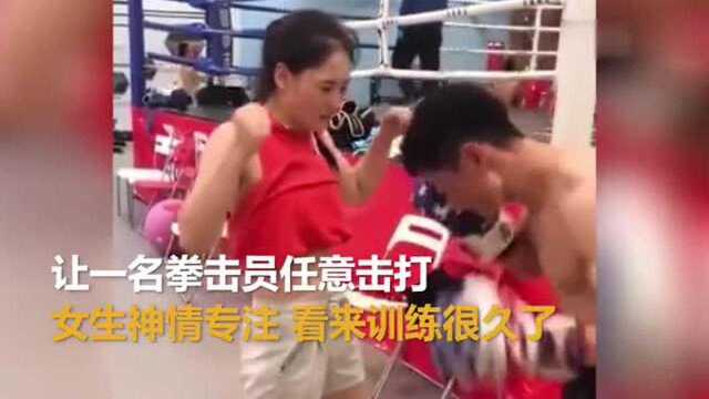 妹子露小腹 任凭拳击男挥拳击打!