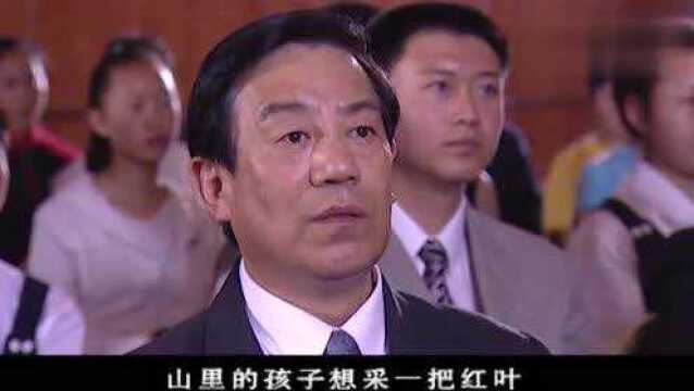 电信局移动通讯公司捐助希望小学10万块,现场响起一阵热烈掌声